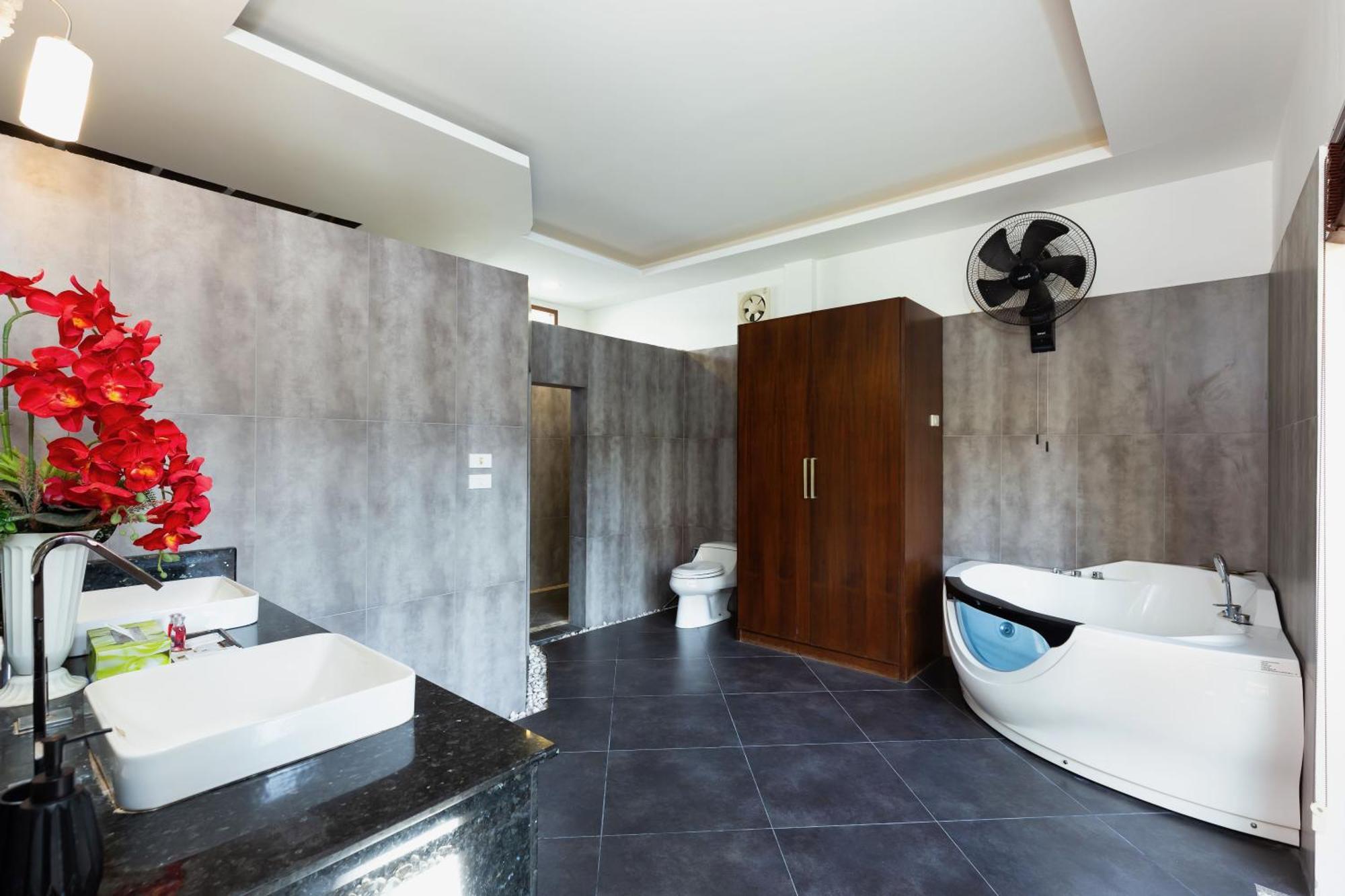Extraordinary Courtyard 6Br Pool Villa Sri Suri, Naiharn Rawai Exterior foto