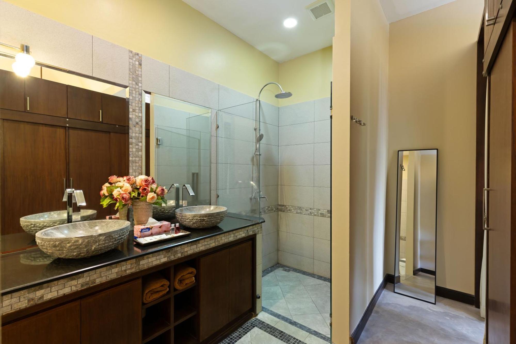 Extraordinary Courtyard 6Br Pool Villa Sri Suri, Naiharn Rawai Exterior foto