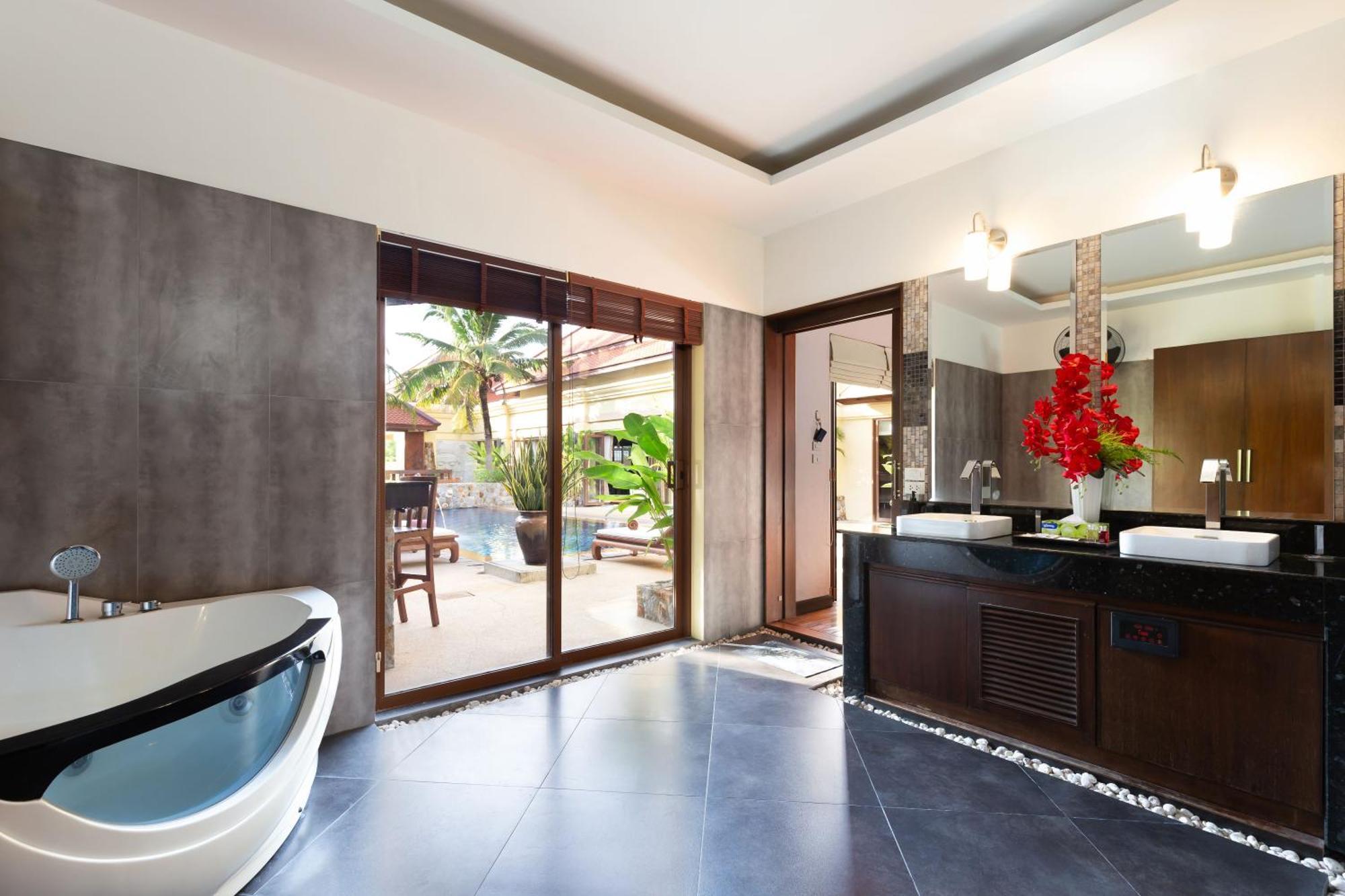 Extraordinary Courtyard 6Br Pool Villa Sri Suri, Naiharn Rawai Exterior foto